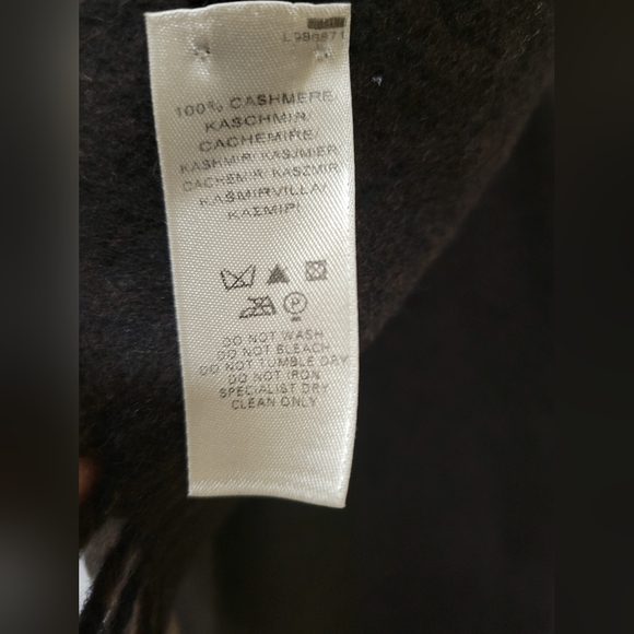 BURBERRY Cashmere Scarf - Picture 5 of 8